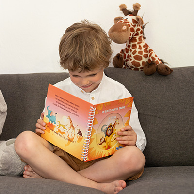 Enfant en train de lire un livre personnalisé avec sa photo