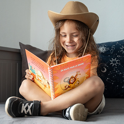 Enfant qui regarde un livre