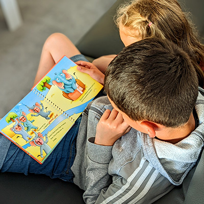 Enfant qui lit un livre