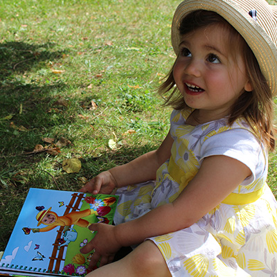 Enfant en train de lire un livre personnalisé avec sa photo