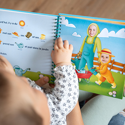 Enfant en train de lire un livre personnalisé avec sa photo