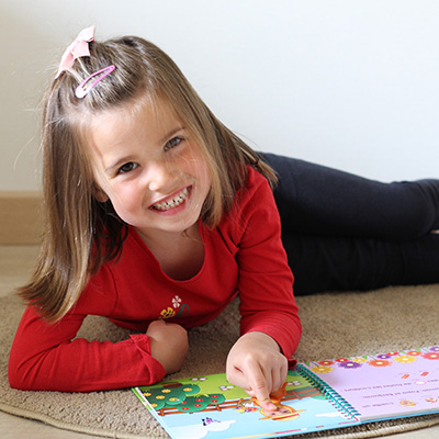 Enfant qui lit un livre