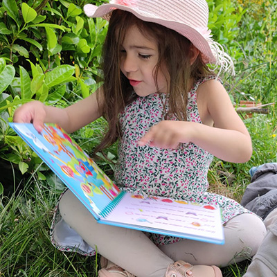 Enfant en train de lire un livre personnalisé avec sa photo