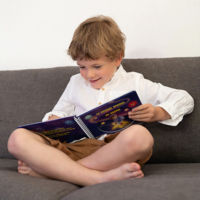 Enfant qui regarde un livre