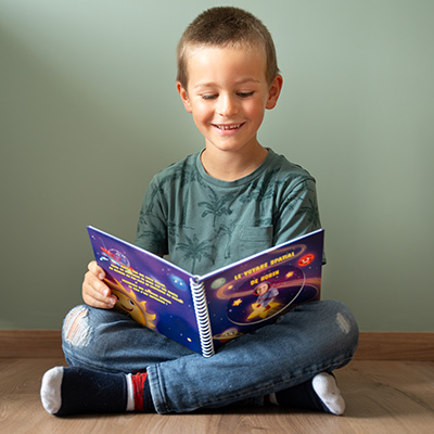 Enfant qui lit un livre