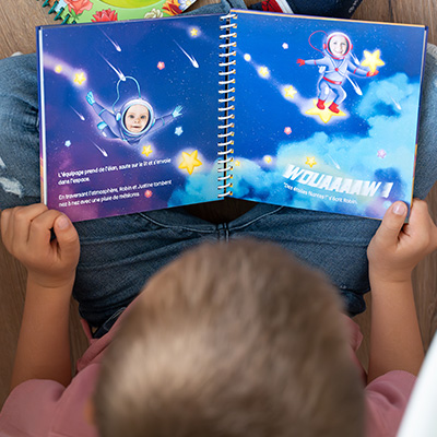 Enfant qui regarde un livre