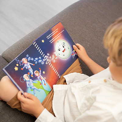 Enfant en train de lire un livre personnalisé avec sa photo