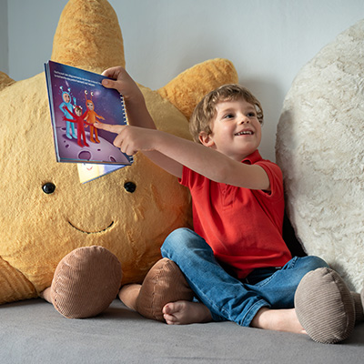 Enfant qui regarde un livre