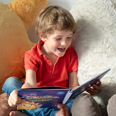 Enfant qui regarde un livre