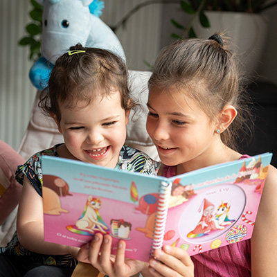 Enfant en train de lire un livre personnalisé avec sa photo