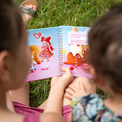 Enfant qui lit un livre