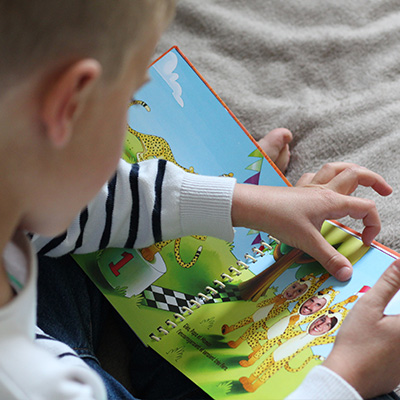 Enfant en train de lire un livre personnalisé avec sa photo