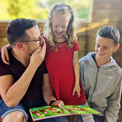Famille souriante en train de rire