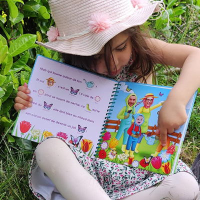 Petite fille avec un chapeau dans son jardin